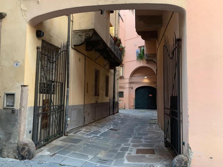 Loft Moderno Ubicato Nel Centro Storico Di Lucca Apartment Luaran gambar