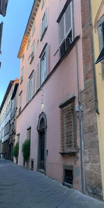 Loft Moderno Ubicato Nel Centro Storico Di Lucca Apartment Luaran gambar