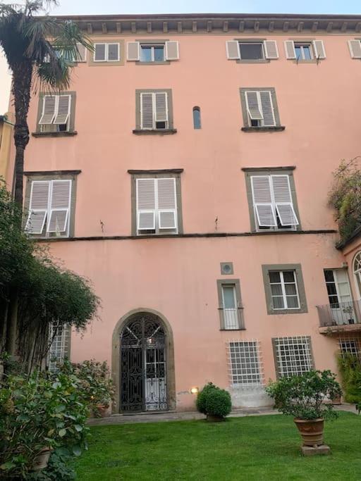 Loft Moderno Ubicato Nel Centro Storico Di Lucca Apartment Luaran gambar